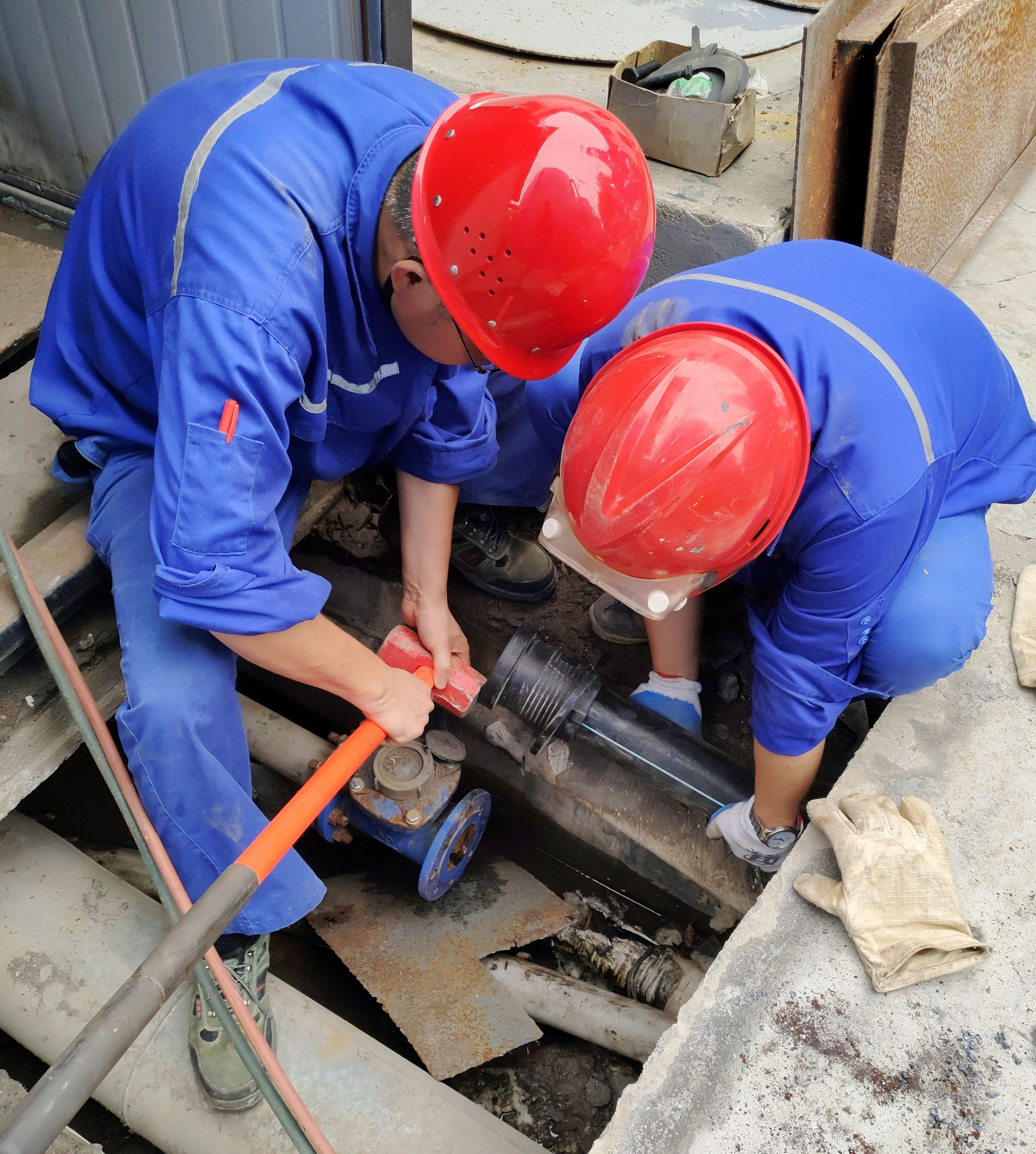 致敬最可愛的人——搶修管路紀(jì)實