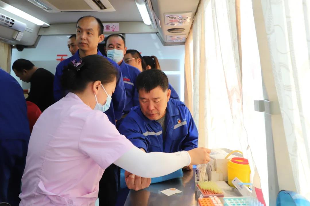 公司組織義務(wù)獻(xiàn)血 員工積極獻(xiàn)愛心16