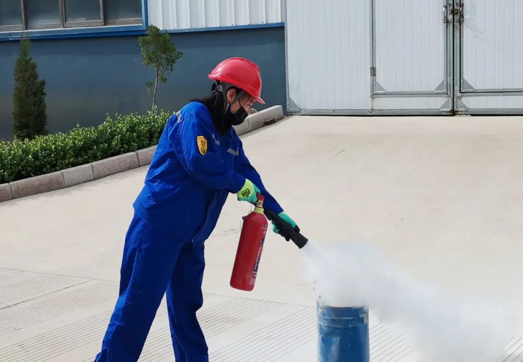 氟碳電池項(xiàng)目部舉行消防演練活動(dòng)9