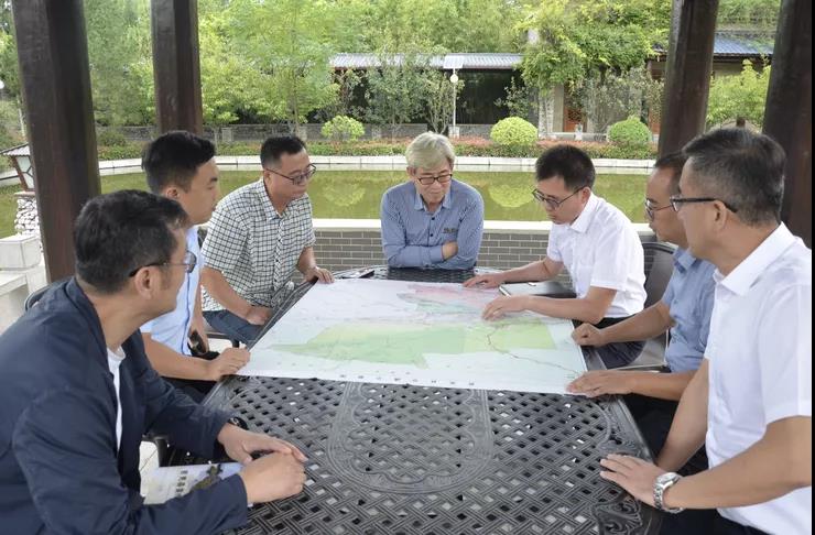 新疆若羌縣領(lǐng)導(dǎo)到重山集團(tuán)考察