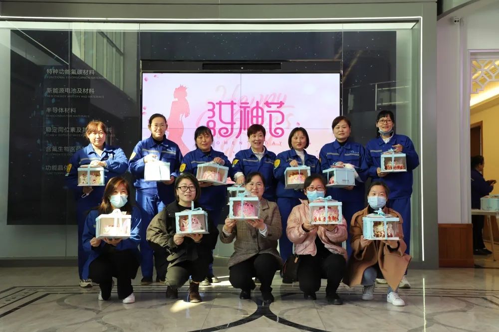 公司組織舉行“3.8女神節(jié)”蛋糕DIY活動(dòng)57