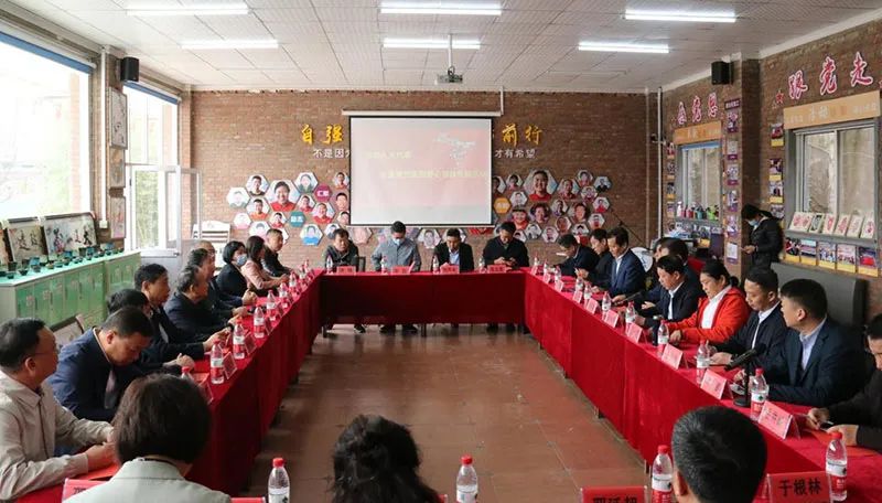 市人大代表、公司董事長李哲參加五級人大代表走進憨兜家園愛心幫扶專題活動